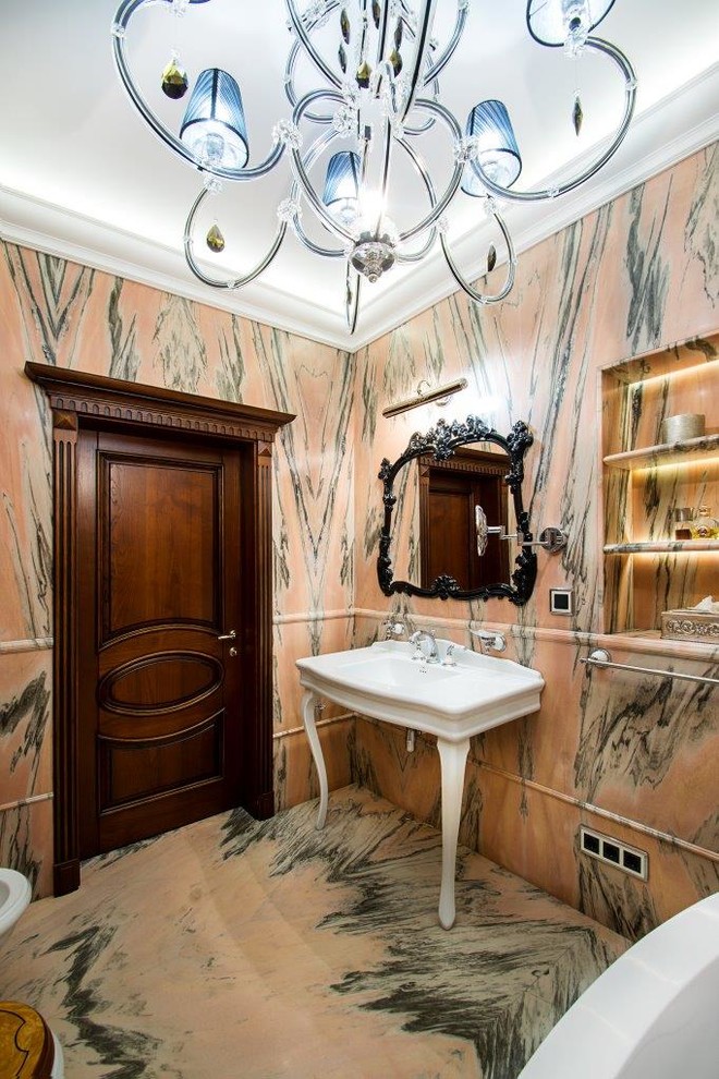 Foto di una stanza da bagno padronale chic con piastrelle marroni e lavabo a consolle