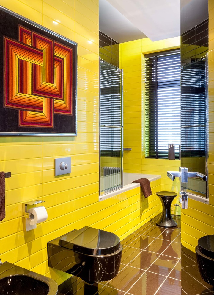 Idéer för att renovera ett funkis en-suite badrum, med ett badkar i en alkov, en vägghängd toalettstol, gul kakel, keramikplattor, gula väggar, klinkergolv i keramik och med dusch som är öppen