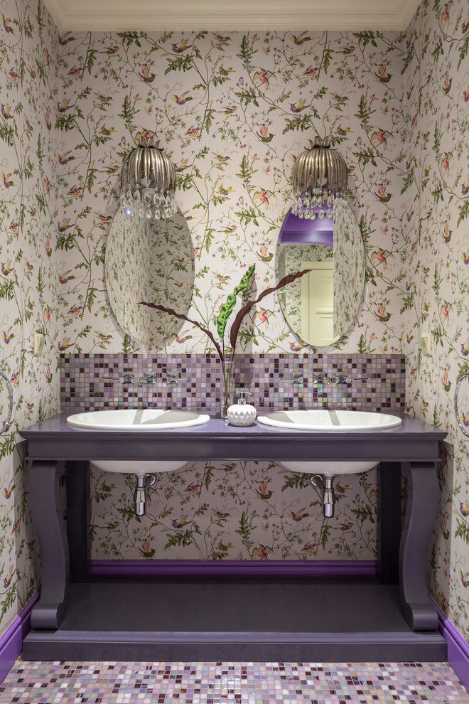 Idée de décoration pour une salle de bain bohème avec des portes de placard violettes, mosaïque, un mur multicolore, un sol en carrelage de terre cuite, un lavabo posé, un sol violet, un plan de toilette violet et un placard sans porte.