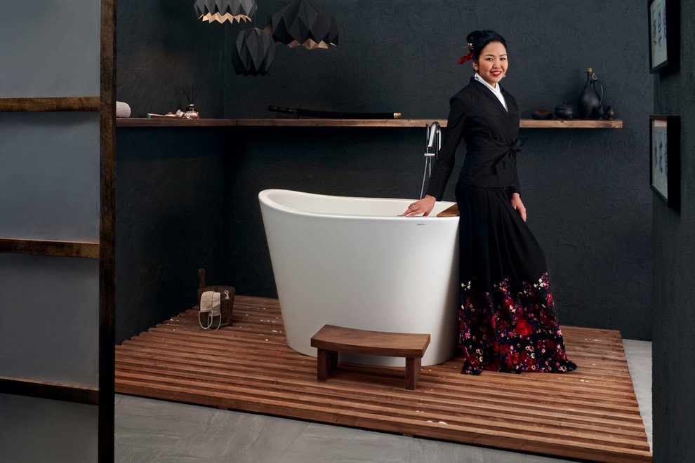 Cette image montre une petite salle de bain principale asiatique avec un bain japonais.