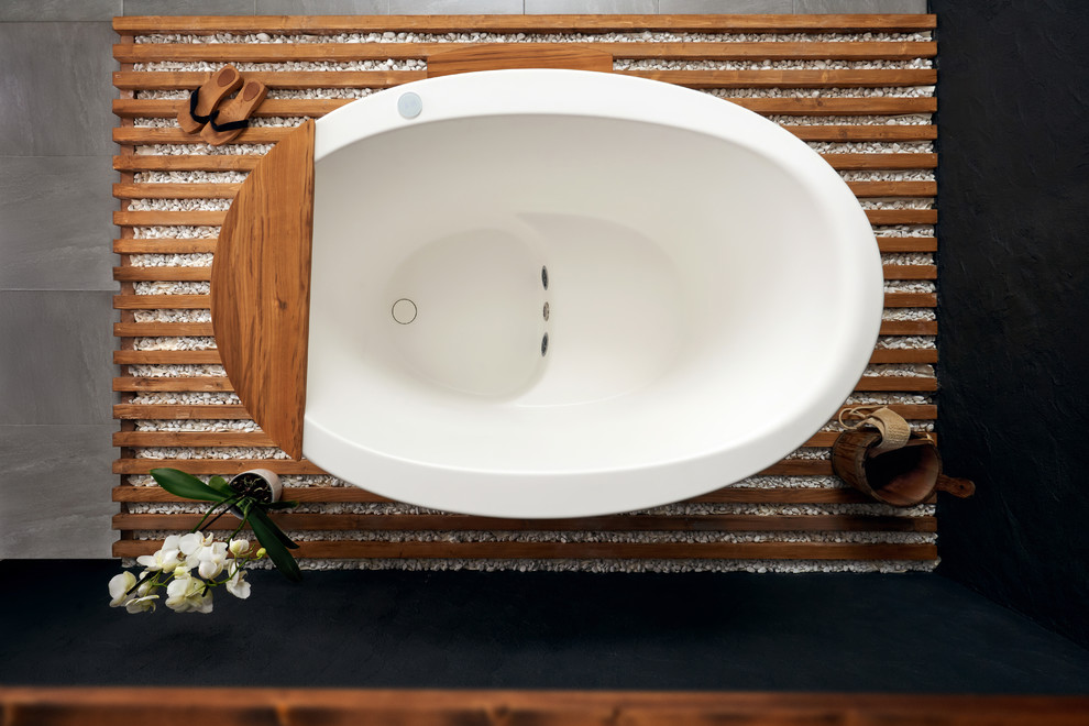 Пример оригинального дизайна: маленькая главная ванная комната в восточном стиле с японской ванной для на участке и в саду