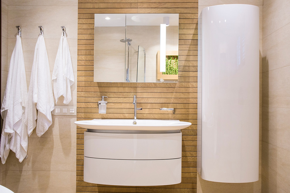 Imagen de cuarto de baño principal contemporáneo con armarios con paneles lisos, puertas de armario blancas, baldosas y/o azulejos beige y lavabo integrado