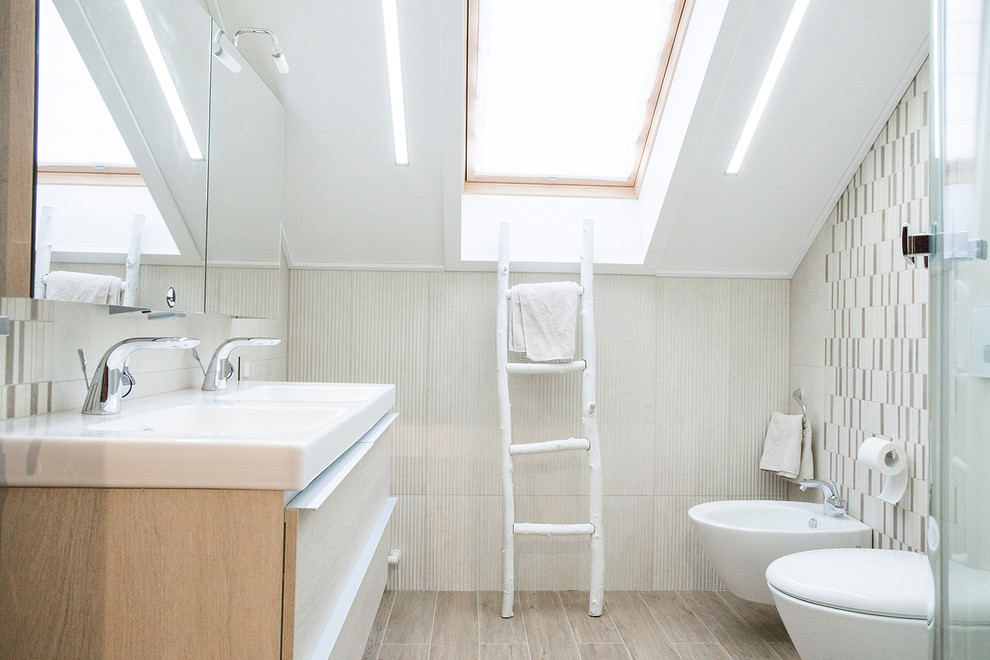 Modelo de cuarto de baño contemporáneo con armarios con paneles lisos, puertas de armario blancas, bidé, baldosas y/o azulejos beige, aseo y ducha, lavabo de seno grande y suelo beige