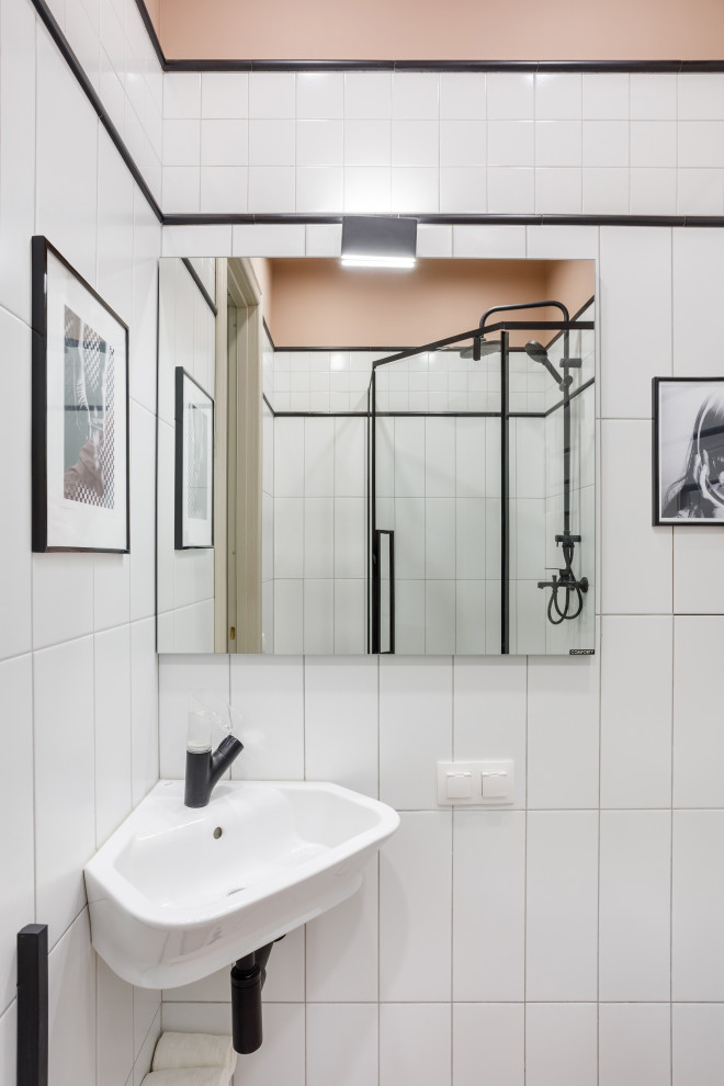 Exempel på ett litet medelhavsstil badrum, med ett väggmonterat handfat