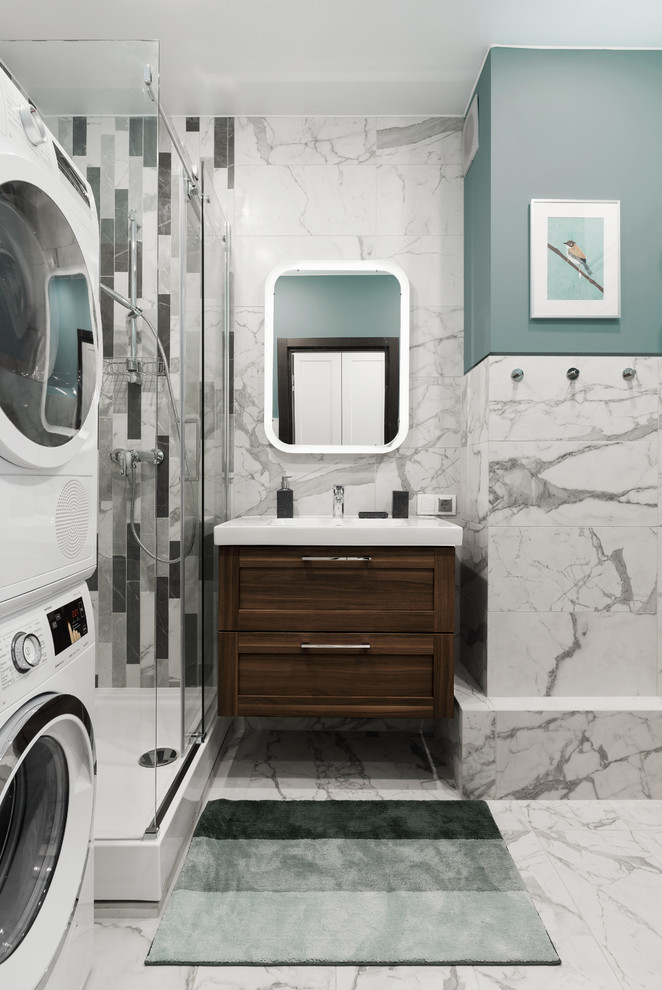 Ispirazione per una stanza da bagno con doccia contemporanea con ante in stile shaker, ante in legno bruno, doccia ad angolo, piastrelle grigie e lavabo integrato