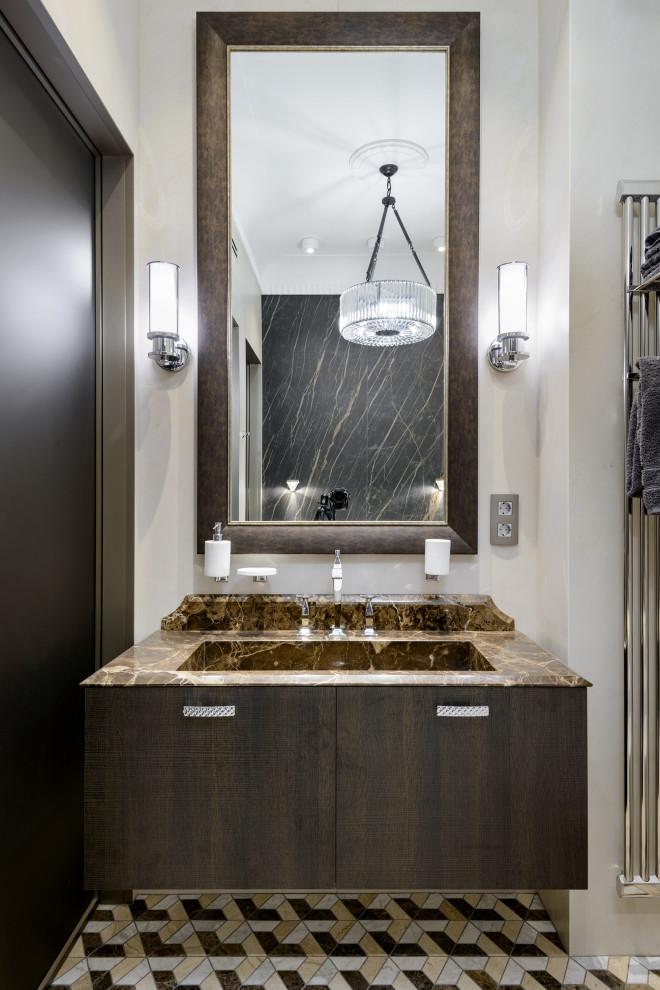 Idee per una piccola stanza da bagno contemporanea con ante lisce, ante in legno bruno, pareti beige, lavabo integrato, pavimento multicolore e top marrone