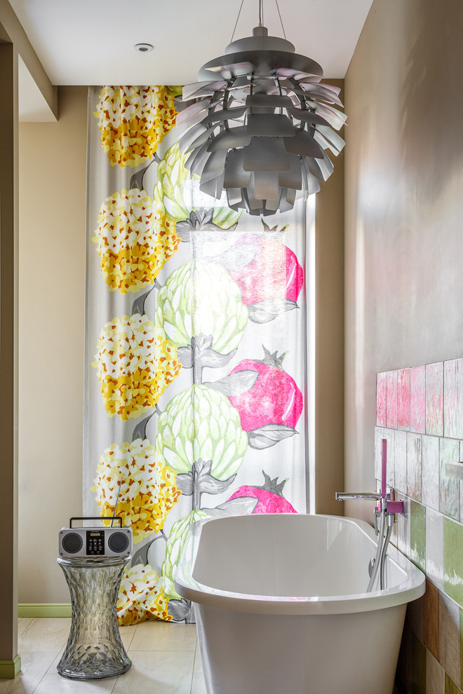 Foto de cuarto de baño principal escandinavo con bañera exenta, paredes beige y suelo beige