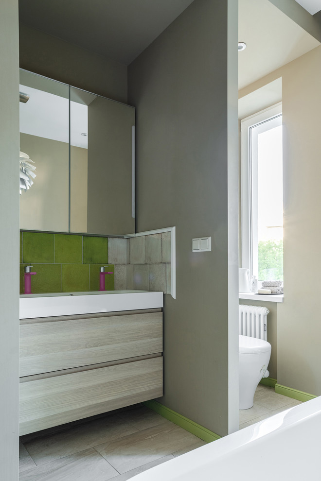 Modelo de cuarto de baño principal escandinavo con armarios con paneles lisos, puertas de armario de madera clara, sanitario de dos piezas, paredes beige, lavabo de seno grande y suelo beige
