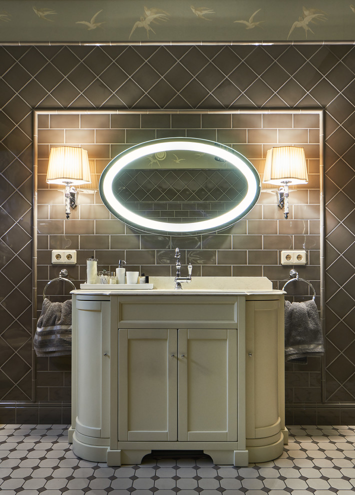 Klassisches Badezimmer mit Schrankfronten im Shaker-Stil, beigen Schränken, grauen Fliesen und Unterbauwaschbecken in Sonstige