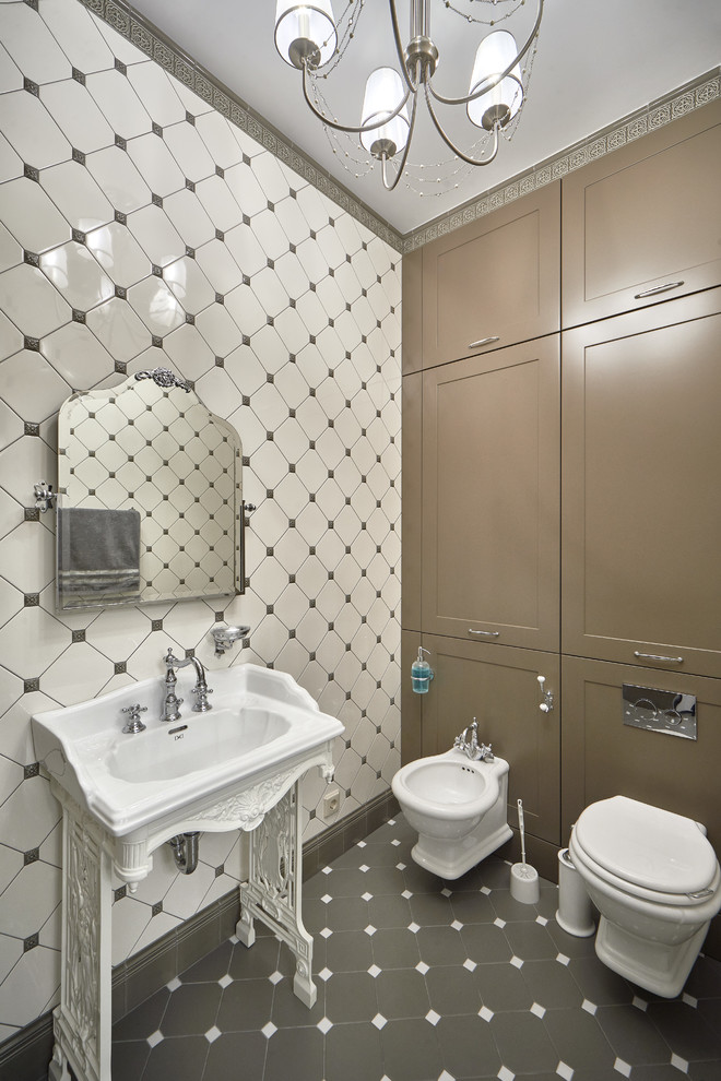 他の地域にあるトランジショナルスタイルのおしゃれな浴室 (ビデ、ベージュのタイル、コンソール型シンク) の写真