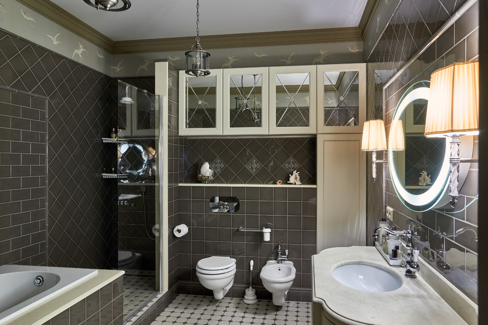 Ejemplo de cuarto de baño principal clásico renovado con bidé, baldosas y/o azulejos grises y lavabo bajoencimera