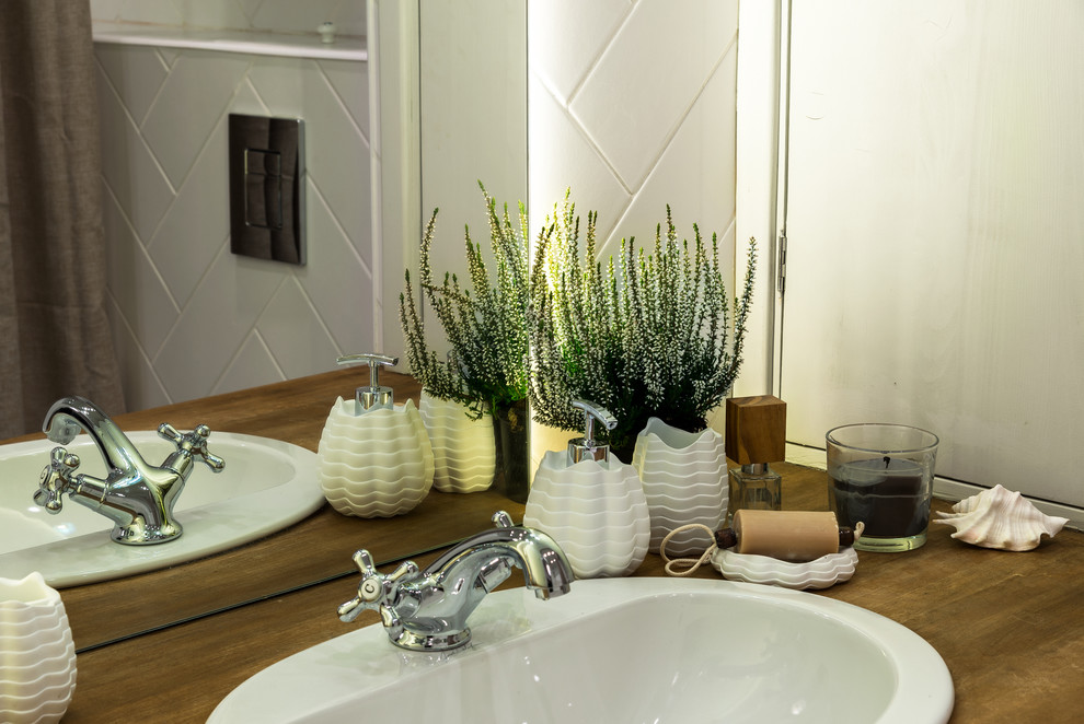 На фото: маленькая ванная комната с накладной ванной, инсталляцией, белой плиткой, керамической плиткой, серыми стенами, полом из сланца, накладной раковиной и столешницей из дерева для на участке и в саду