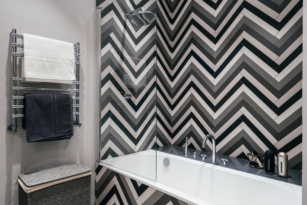 Пример оригинального дизайна: ванная комната в современном стиле с белой плиткой, серой плиткой, черной плиткой и открытым душем