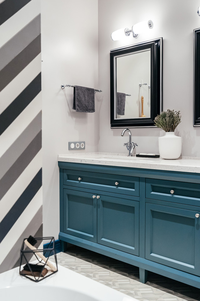 Идея дизайна: главная ванная комната в современном стиле с фасадами с утопленной филенкой, синими фасадами, серыми стенами и врезной раковиной