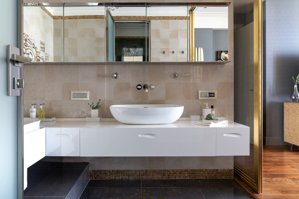 Idee per una grande stanza da bagno padronale design con ante lisce, ante bianche, piastrelle beige, lavabo a bacinella, pavimento nero, top bianco, un lavabo e mobile bagno sospeso