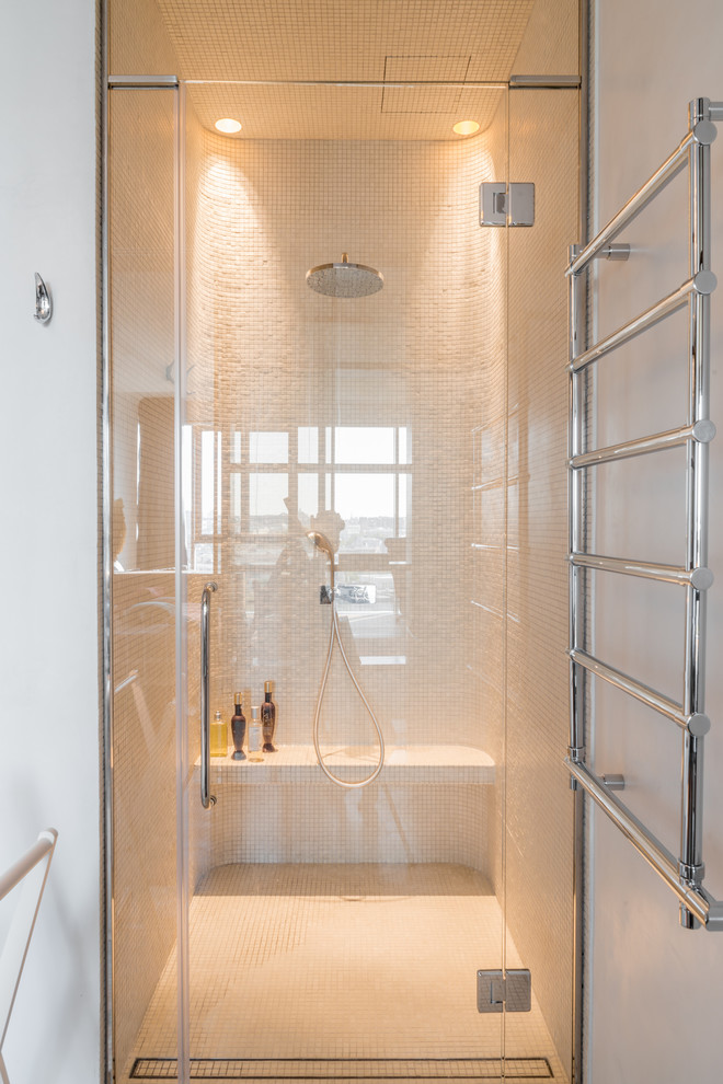 Пример оригинального дизайна: ванная комната в современном стиле с душем в нише, белыми стенами, полом из мозаичной плитки и душевой кабиной