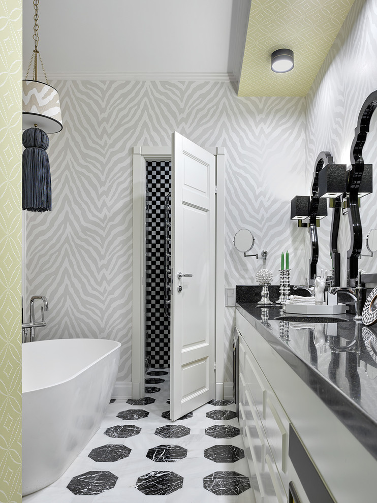 Immagine di una stanza da bagno padronale boho chic con ante bianche, vasca freestanding, lavabo integrato, pavimento multicolore e pareti multicolore