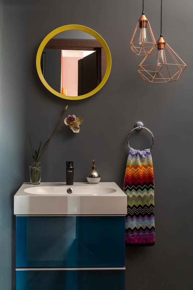 Idéer för ett modernt badrum, med släta luckor, blå skåp och grå väggar
