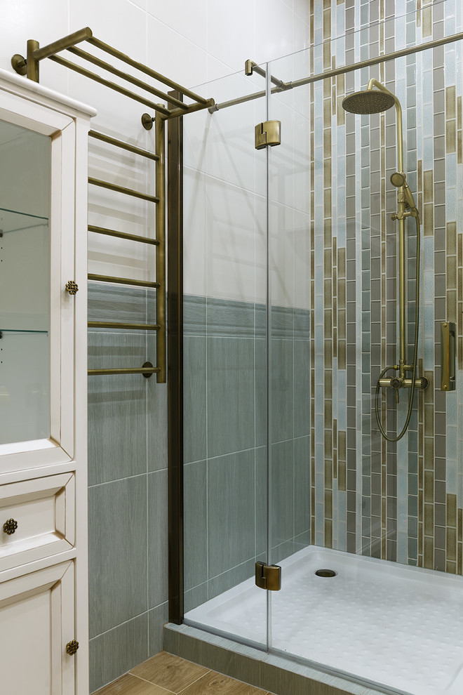 На фото: ванная комната в современном стиле с белой плиткой, серой плиткой и душевой кабиной