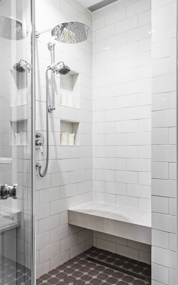 Idéer för ett mellanstort modernt grå badrum med dusch, med en dusch i en alkov, klinkergolv i porslin, vit kakel, luckor med infälld panel, vita skåp, ett badkar i en alkov, en vägghängd toalettstol, tunnelbanekakel, vita väggar, ett nedsänkt handfat, bänkskiva i akrylsten, beiget golv och dusch med gångjärnsdörr