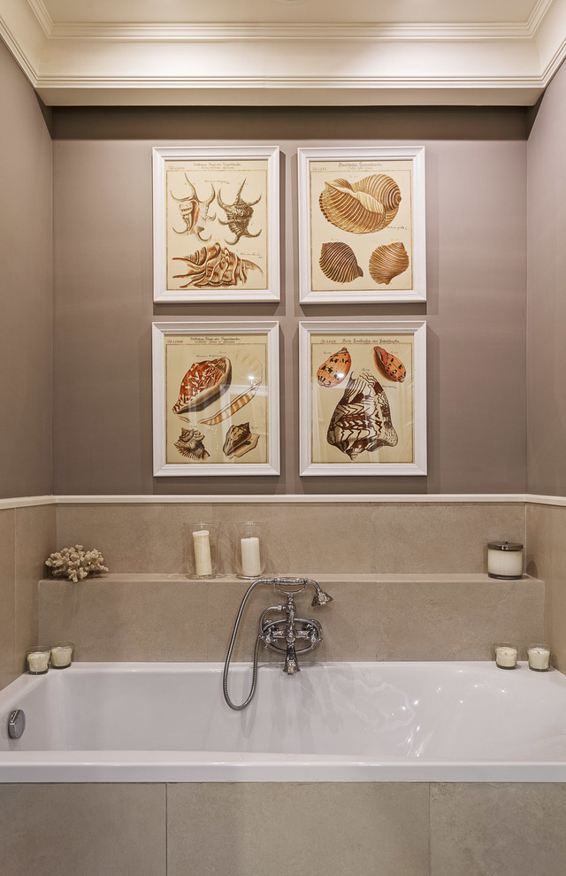 Idéer för ett mellanstort klassiskt beige en-suite badrum, med ett badkar i en alkov, grå kakel, porslinskakel, grå väggar, bänkskiva i akrylsten, luckor med infälld panel, vita skåp, våtrum, en vägghängd toalettstol, klinkergolv i porslin, ett nedsänkt handfat, beiget golv och dusch med gångjärnsdörr