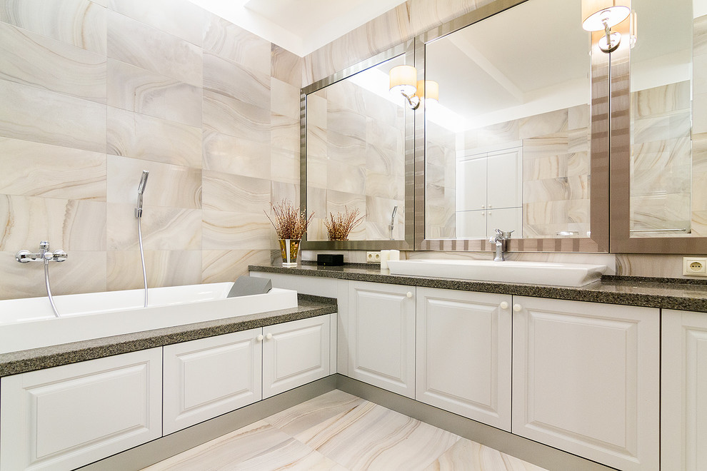 На фото: главная ванная комната в стиле неоклассика (современная классика) с фасадами с выступающей филенкой, белыми фасадами, бежевой плиткой, накладной раковиной и бежевым полом