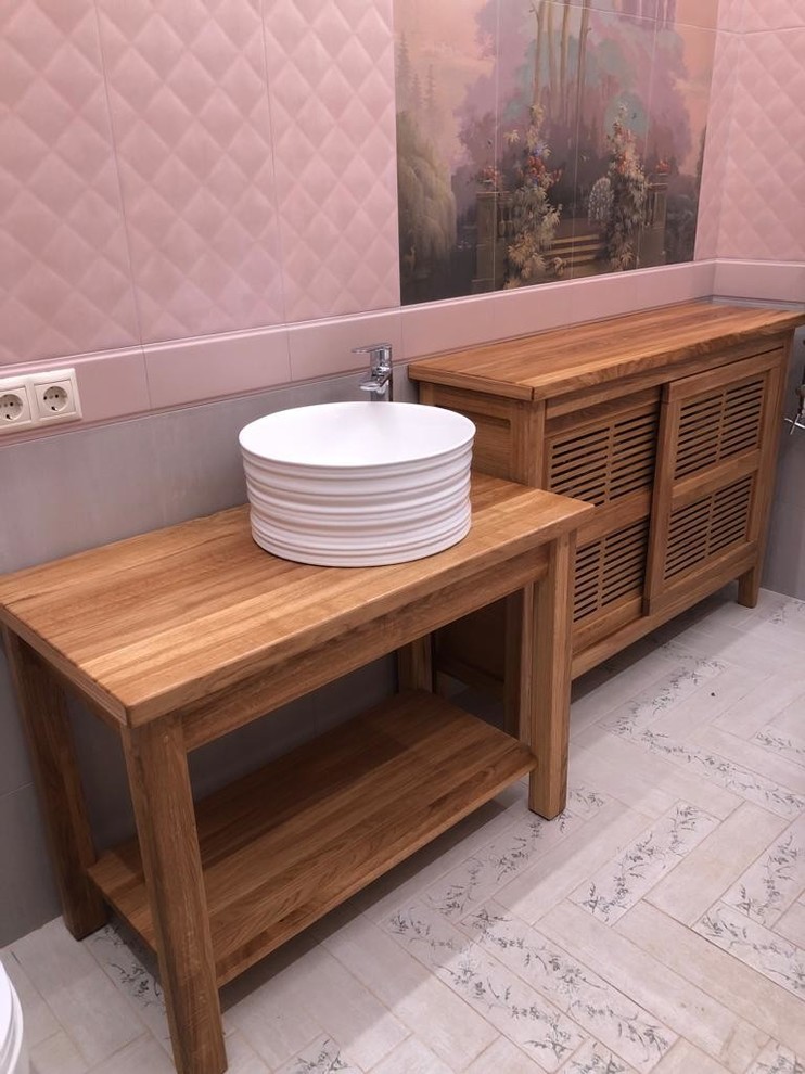 Cette photo montre une salle de bain avec un plan de toilette en bois.