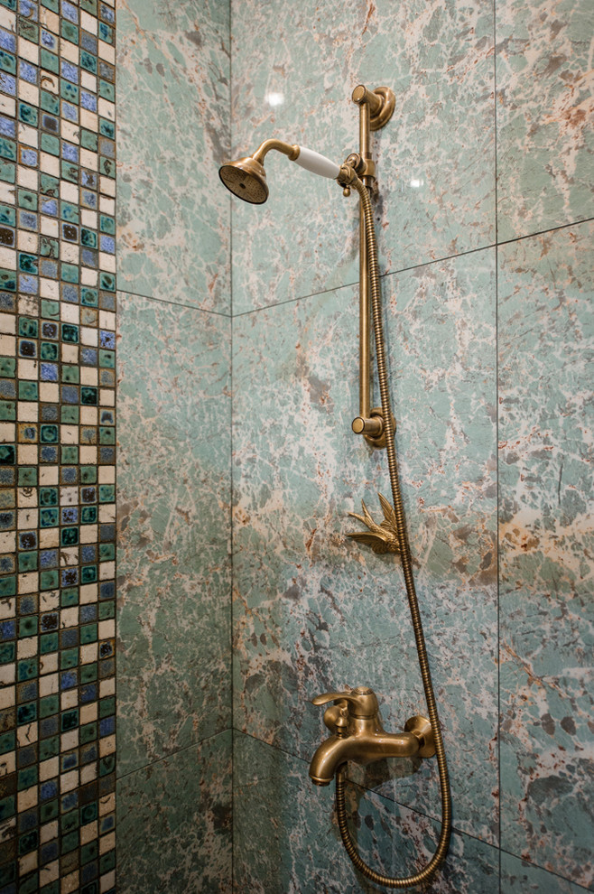 Idéer för mellanstora shabby chic-inspirerade badrum, med en dusch i en alkov och grön kakel