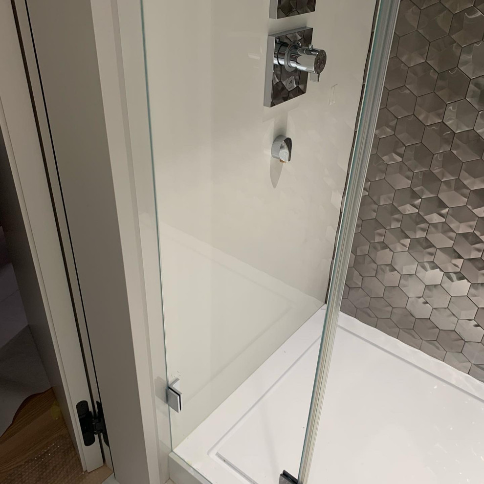 Ejemplo de cuarto de baño contemporáneo de tamaño medio con ducha esquinera, aseo y ducha y ducha con puerta con bisagras