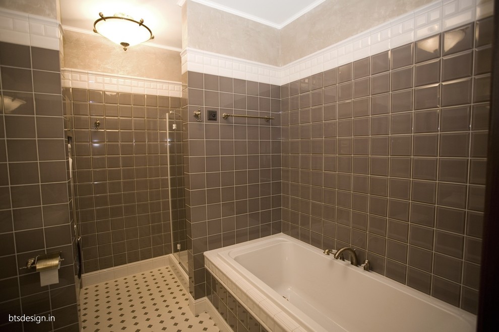 Свежая идея для дизайна: главная ванная комната среднего размера в стиле неоклассика (современная классика) с фасадами с утопленной филенкой, коричневыми фасадами, полновстраиваемой ванной, душем в нише, инсталляцией, бежевой плиткой, керамической плиткой, бежевыми стенами, полом из керамической плитки, монолитной раковиной, бежевым полом и душем с распашными дверями - отличное фото интерьера