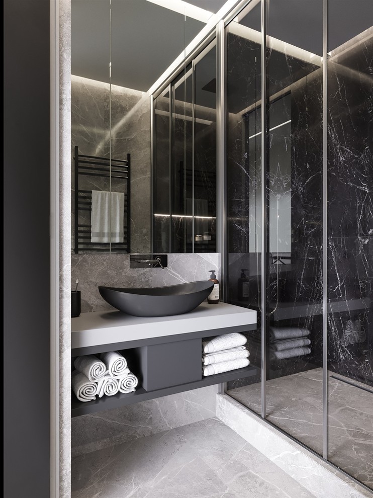 Idéer för att renovera ett litet funkis vit vitt badrum med dusch, med öppna hyllor, svarta skåp, våtrum, svart kakel, marmorkakel, svarta väggar, klinkergolv i porslin, ett nedsänkt handfat, bänkskiva i akrylsten, grått golv och dusch med skjutdörr