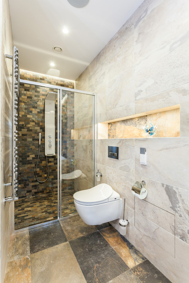 Inspiration pour une douche en alcôve design avec WC suspendus.