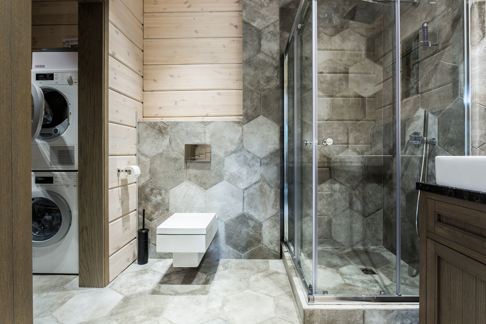 На фото: ванная комната в современном стиле с угловым душем, серой плиткой и бежевыми стенами