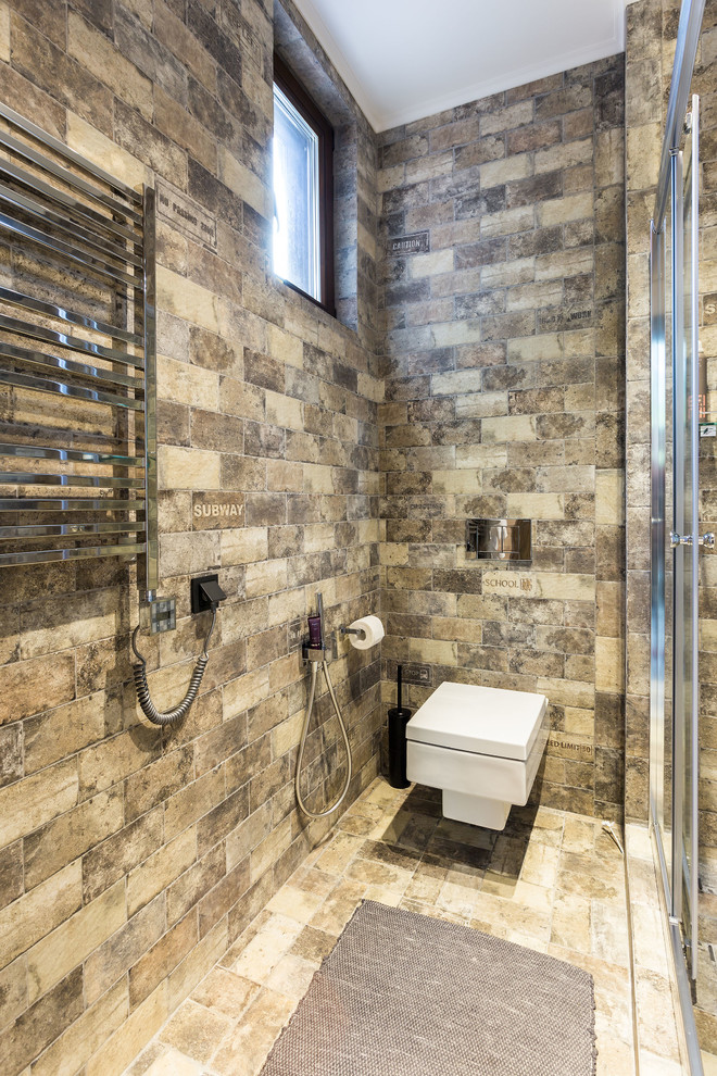 На фото: ванная комната в стиле рустика с угловым душем, инсталляцией, бежевой плиткой и душем с раздвижными дверями