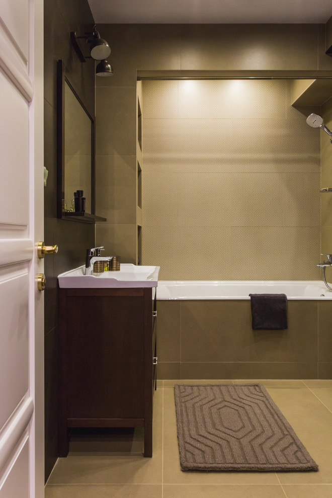 Пример оригинального дизайна: ванная комната в стиле неоклассика (современная классика) с ванной в нише и монолитной раковиной