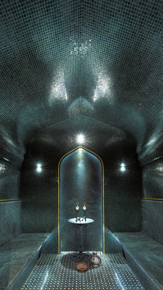 Bild på ett orientaliskt badrum, med mosaik