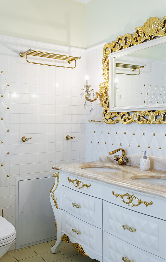 На фото: ванная комната в классическом стиле с белой плиткой и врезной раковиной