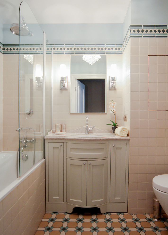 Idéer för mellanstora vintage en-suite badrum, med luckor med infälld panel, vita skåp, vit kakel, porslinskakel, blå väggar, mosaikgolv, ett undermonterad handfat och bänkskiva i akrylsten