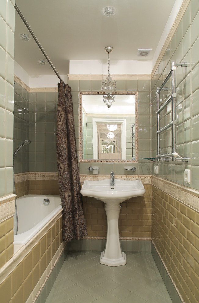 На фото: главная ванная комната в стиле неоклассика (современная классика) с ванной в нише, душем над ванной, желтой плиткой, зеленой плиткой, плиткой мозаикой, раковиной с пьедесталом, зеленым полом и шторкой для ванной с