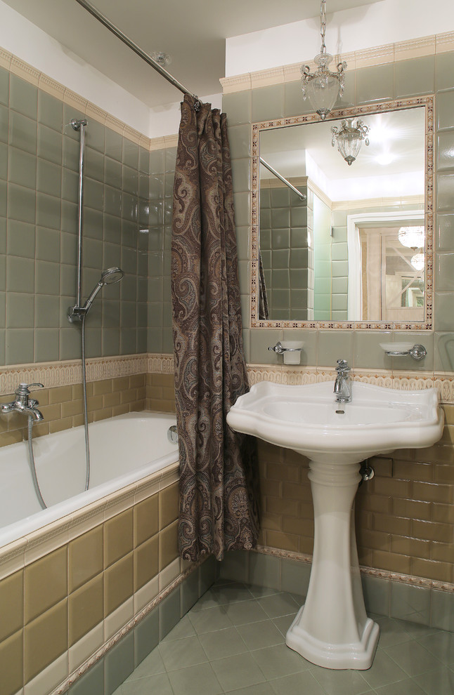 На фото: главная ванная комната в стиле неоклассика (современная классика) с ванной в нише, душем над ванной, желтой плиткой, зеленой плиткой, плиткой мозаикой, раковиной с пьедесталом, зеленым полом и шторкой для ванной с