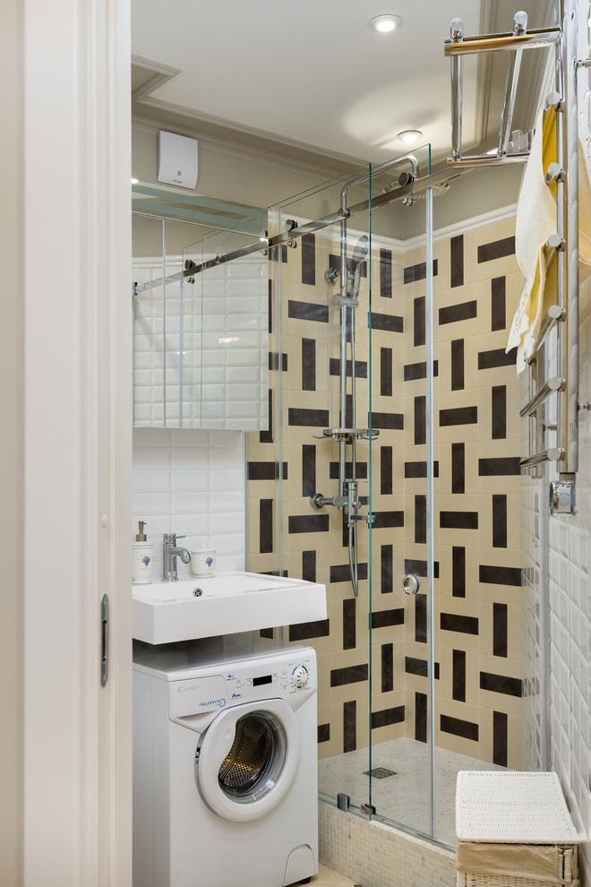 Idée de décoration pour une petite salle de bain tradition avec WC suspendus, un carrelage blanc, un carrelage beige, un carrelage métro, un lavabo suspendu, une cabine de douche à porte coulissante et buanderie.