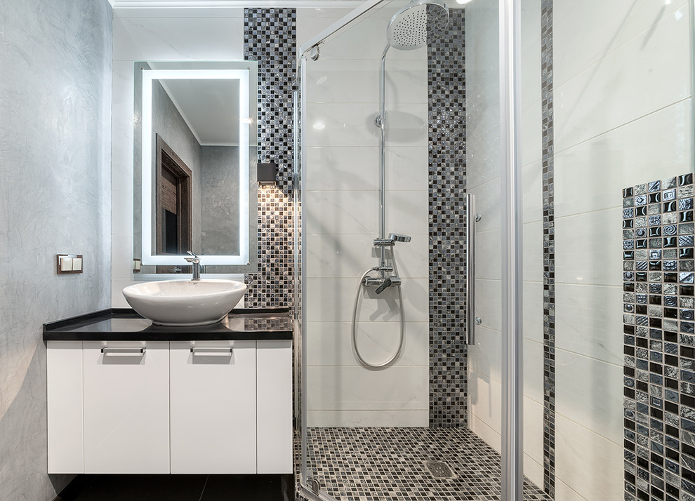Ispirazione per una stanza da bagno con doccia minimal con piastrelle a mosaico e lavabo a bacinella