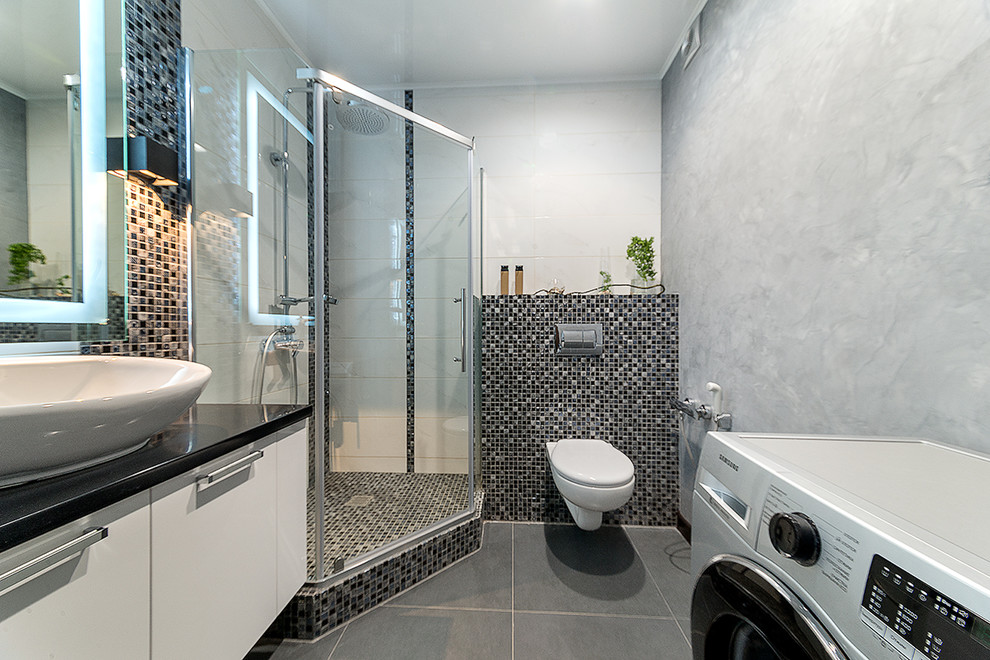 Foto di una stanza da bagno con doccia minimal con WC sospeso, piastrelle a mosaico e lavabo a bacinella