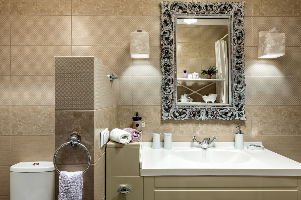 Стильный дизайн: главная ванная комната среднего размера в классическом стиле с полновстраиваемой ванной, унитазом-моноблоком, коричневой плиткой, керамической плиткой, бежевыми стенами, полом из керамической плитки, накладной раковиной и коричневым полом - последний тренд