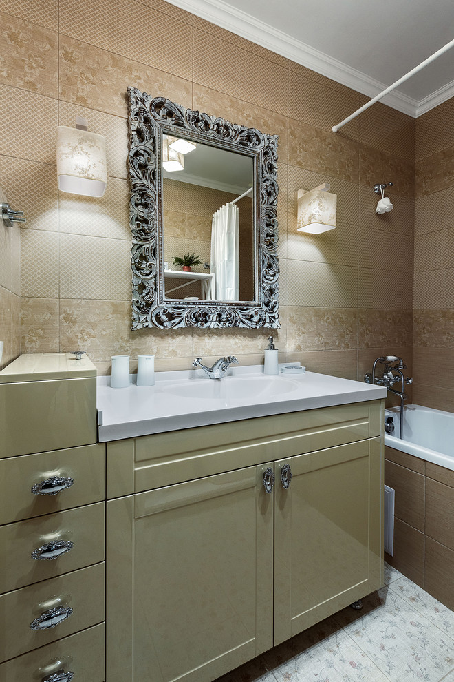 Свежая идея для дизайна: главная ванная комната среднего размера в классическом стиле с полновстраиваемой ванной, унитазом-моноблоком, коричневой плиткой, керамической плиткой, бежевыми стенами, полом из керамической плитки, накладной раковиной и коричневым полом - отличное фото интерьера