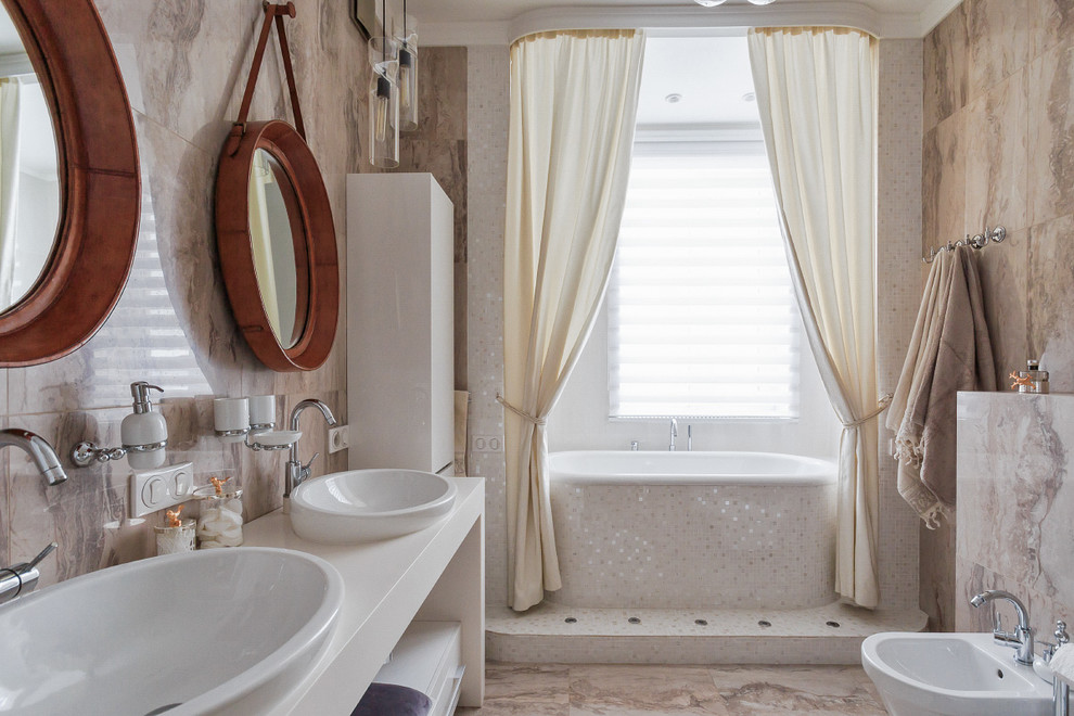 Modelo de cuarto de baño principal contemporáneo con armarios abiertos, puertas de armario blancas, baldosas y/o azulejos en mosaico, lavabo sobreencimera, bañera empotrada, bidé y baldosas y/o azulejos beige
