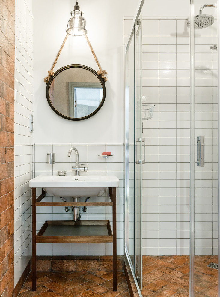 Diseño de cuarto de baño contemporáneo con aseo y ducha, lavabo tipo consola y suelo marrón