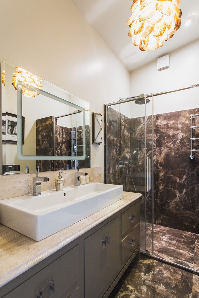 Ejemplo de cuarto de baño contemporáneo con puertas de armario grises, ducha empotrada, baldosas y/o azulejos marrones, paredes beige, lavabo de seno grande, ducha con puerta corredera y espejo con luz