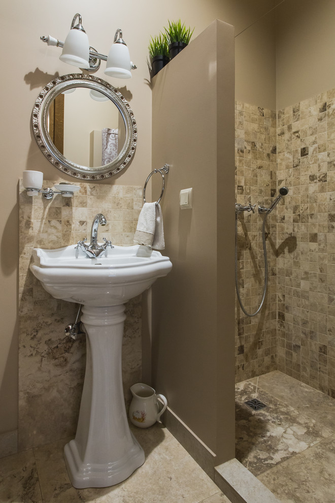 Inspiration för moderna badrum med dusch, med en dusch i en alkov, brun kakel, bruna väggar, ett piedestal handfat och med dusch som är öppen