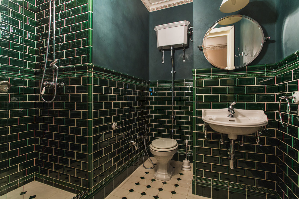 Diseño de cuarto de baño clásico con baldosas y/o azulejos de cemento, ducha empotrada, sanitario de dos piezas, baldosas y/o azulejos verdes, paredes verdes, aseo y ducha y lavabo suspendido